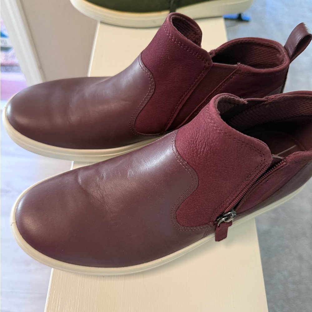 ECCO Women's Ankle Sneakers (wine color)
